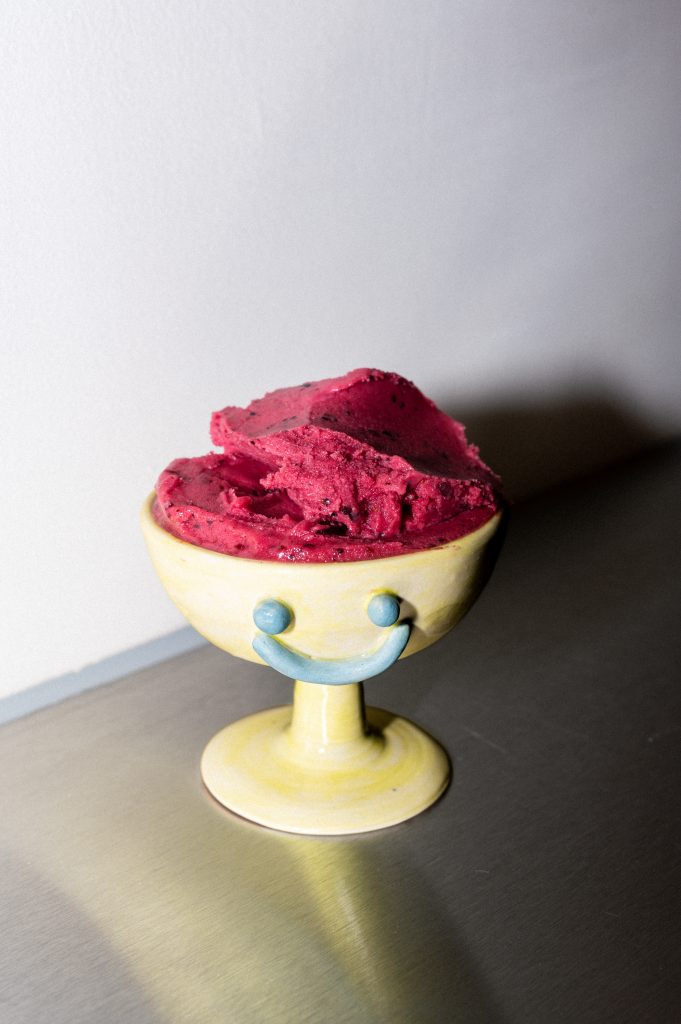 Keramikbecher mit Smiley-Gesicht und Heidelbeereis